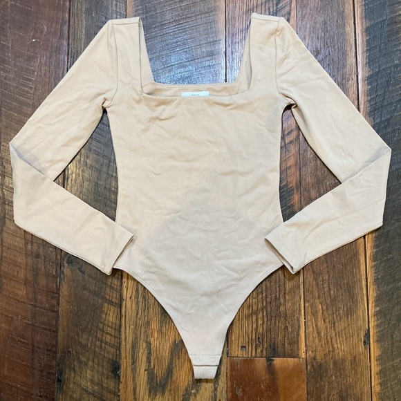 Babaton Contour Long Sleeve Bodysuit Women’s XS in Sand Bluff (Aritzia) - Picture 3 of 8
